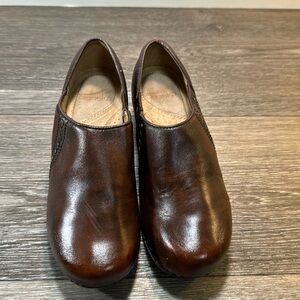 Dansko brown leather clogs woman’s size 36 (d120)
